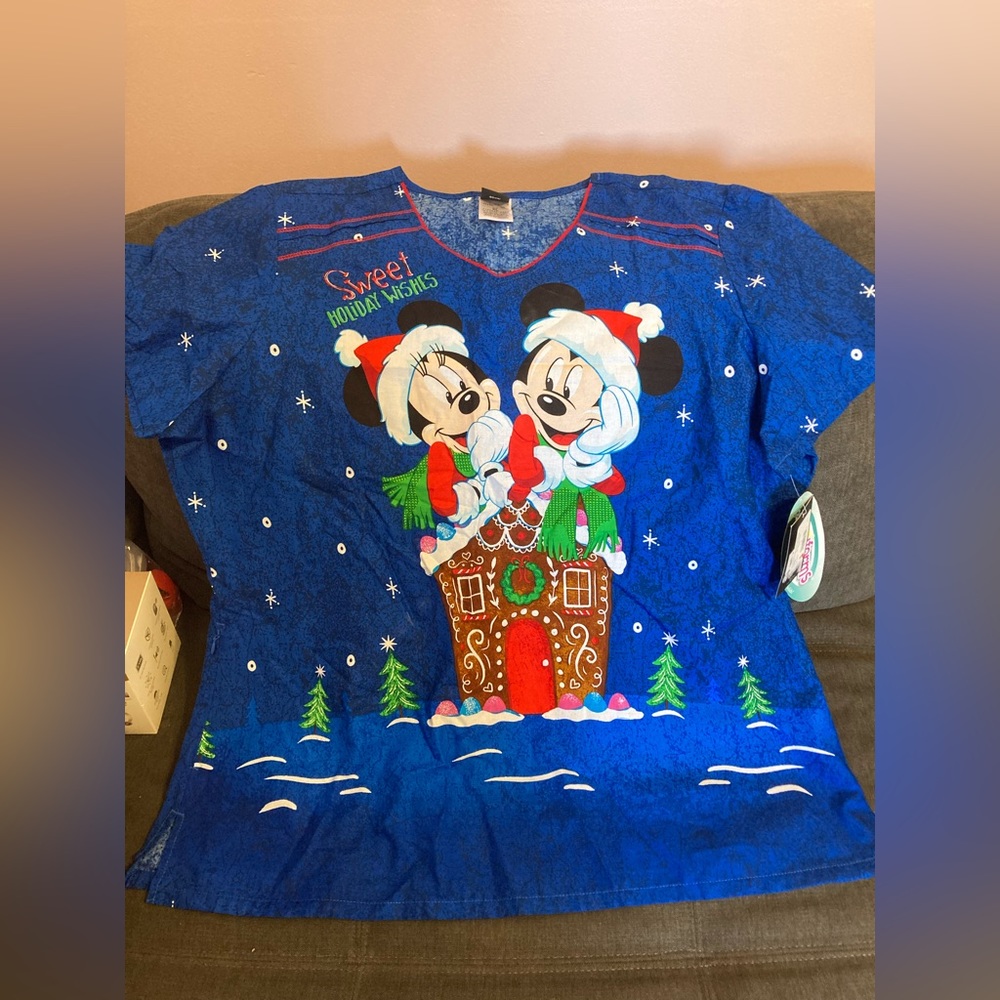 Christmas‎ Scrub Top. NWT.